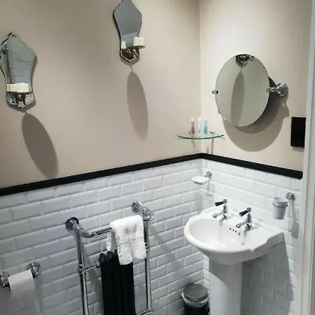 The Old Telephone Exchange - Surrounded By Fields! *