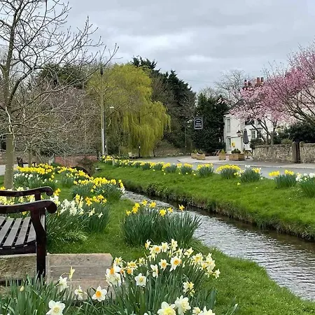 The Old Telephone Exchange - Surrounded By Fields! *