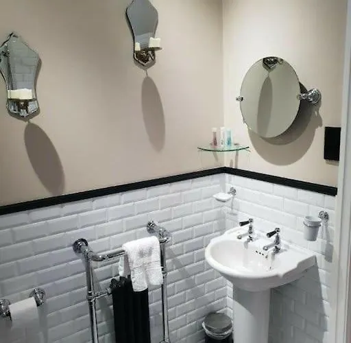 The Old Telephone Exchange - Surrounded By Fields! *