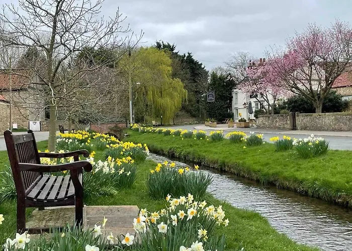 The Old Telephone Exchange - Surrounded By Fields! *